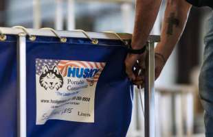 Decontamination pool tank assembly